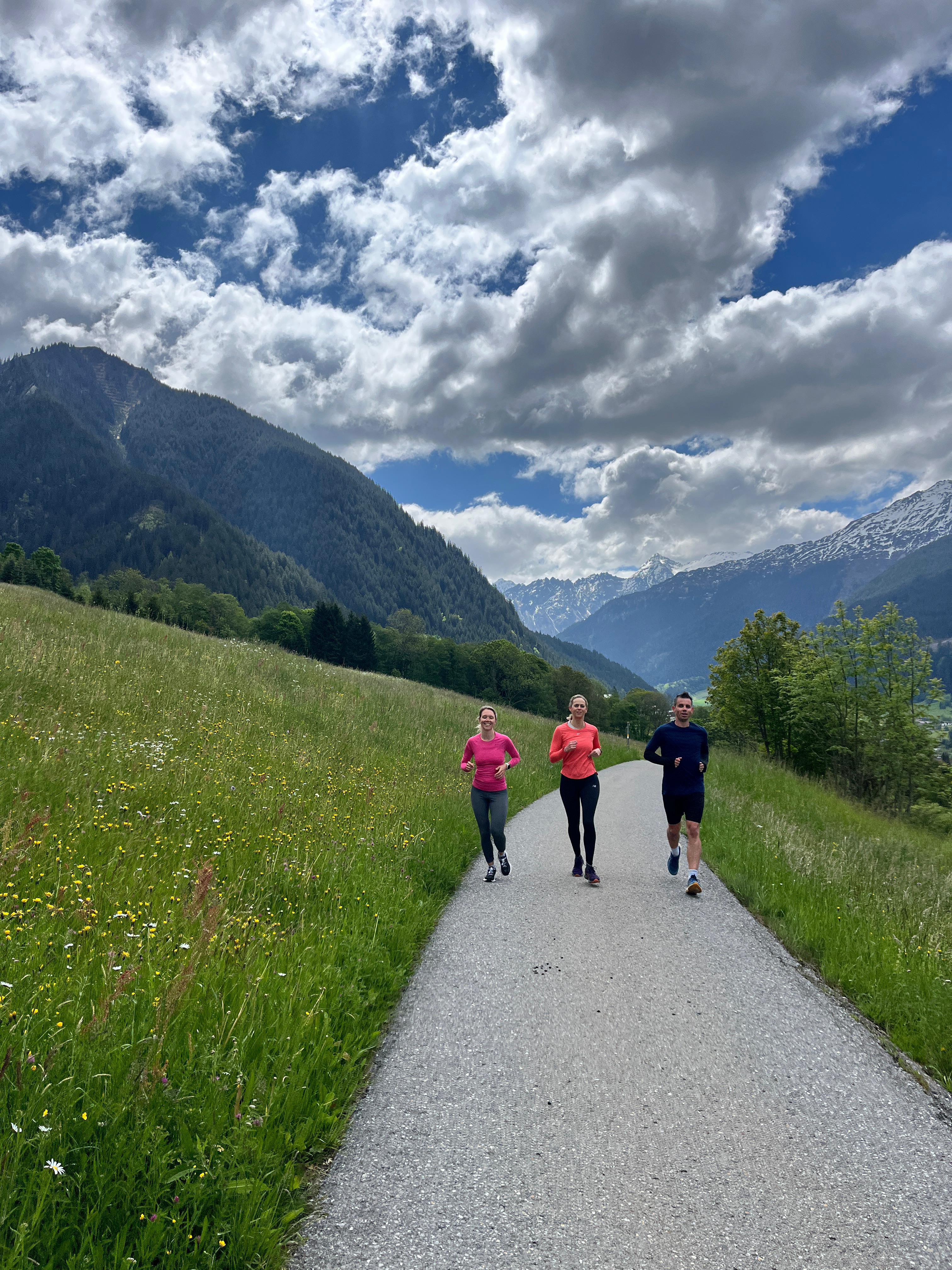 Laufgruppe vor Bergkulisse, Gaschurn 2025