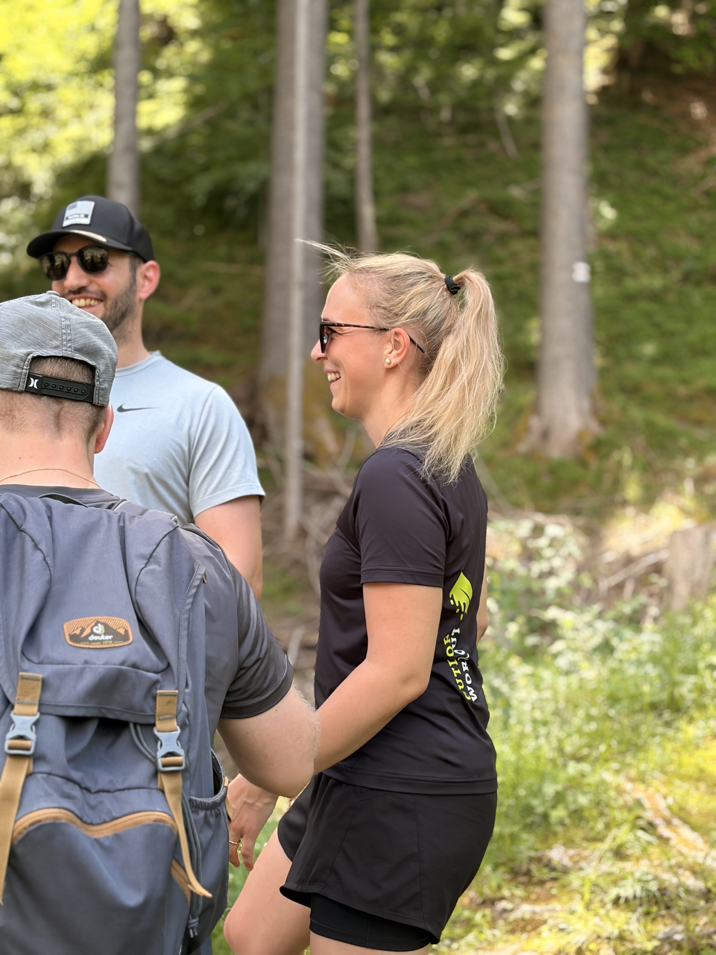 Gruppe beim Lachen im Wald, Gaschurn 2026