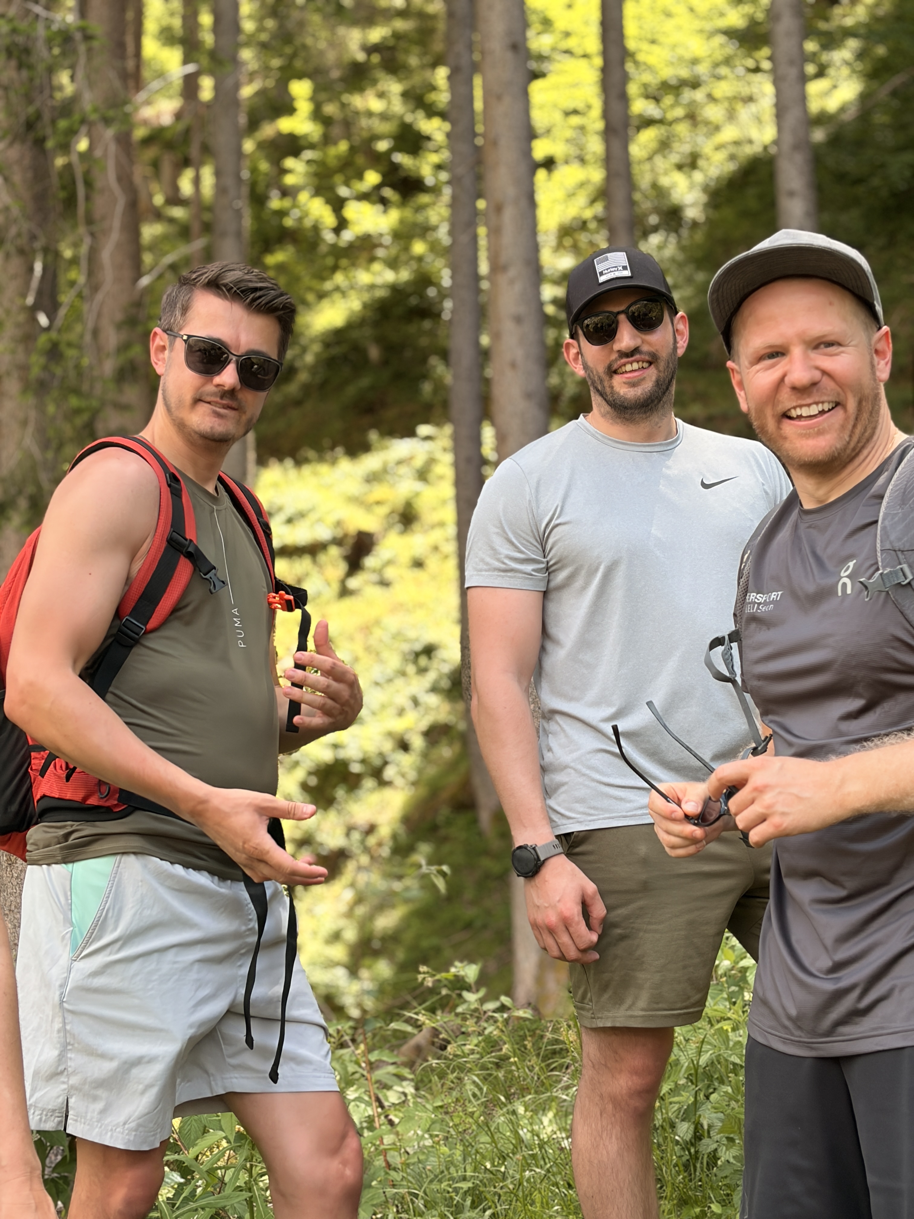 Drei Teilnehmer lachen im Wald, Gaschurn 2026