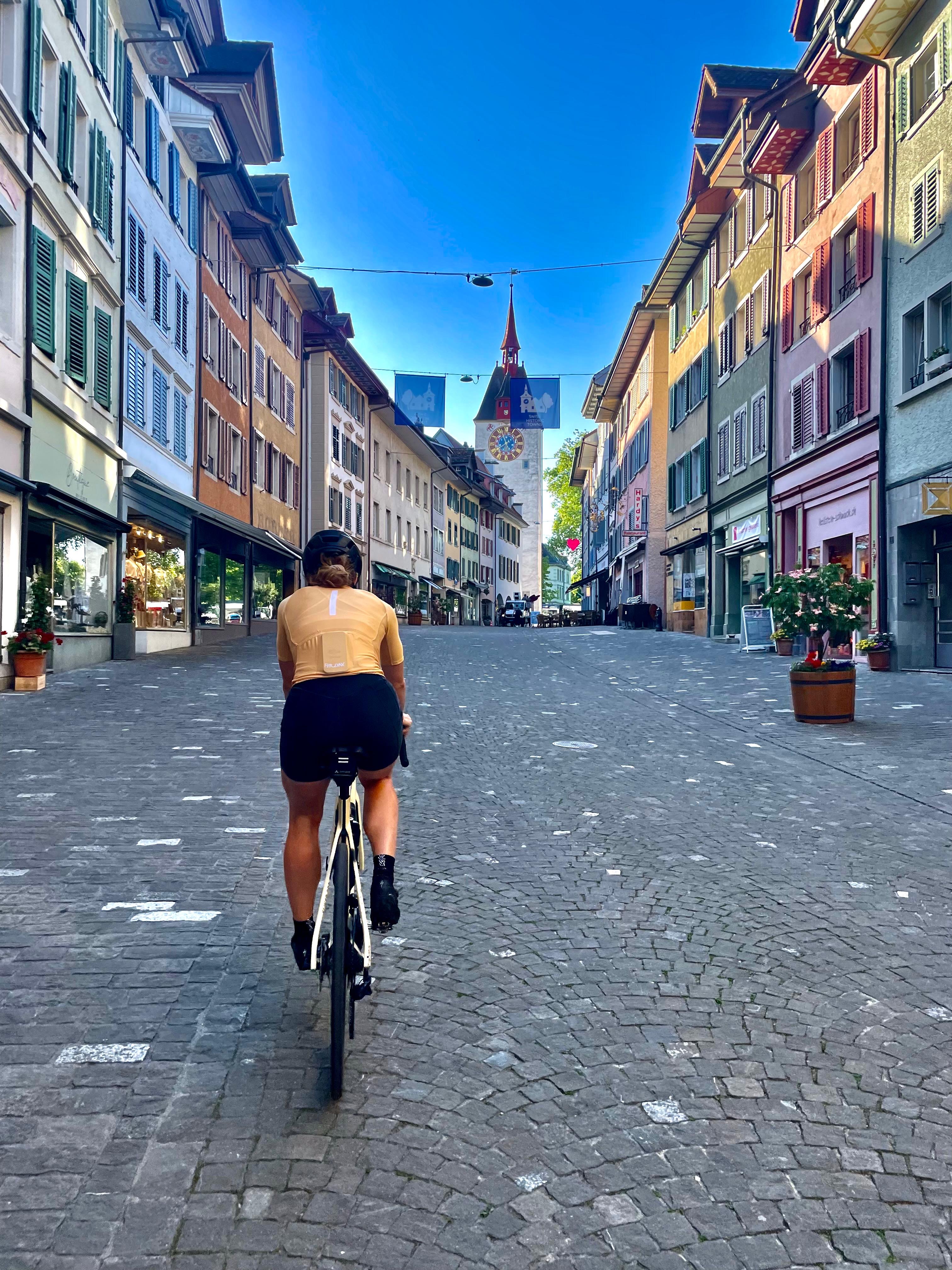 Rennradfahrerin in der Altstadt, Gaschurn 2026