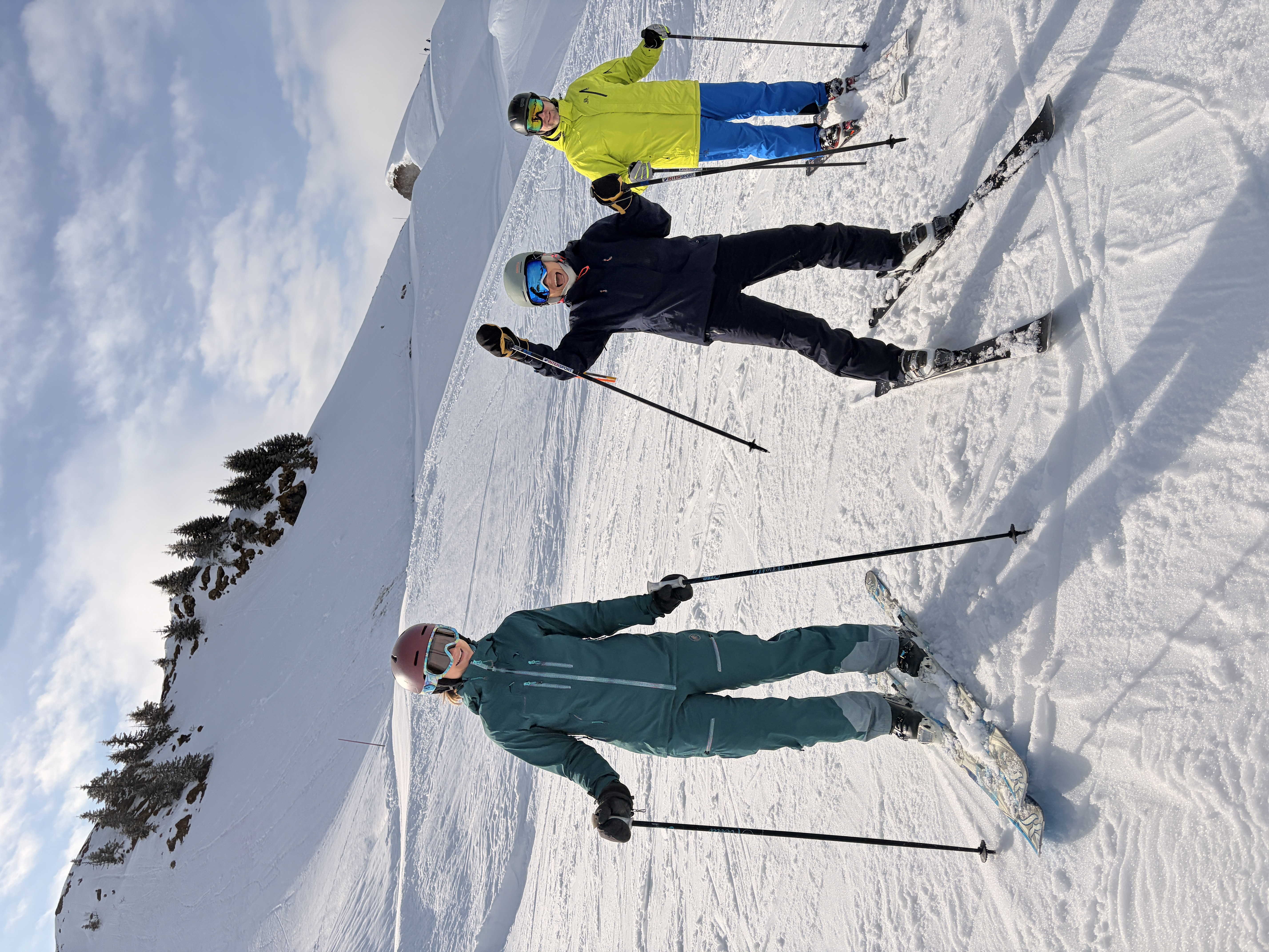 Drei Skifahrer der Active-Getaways-Crew auf der Piste, Hoch-Ybrig