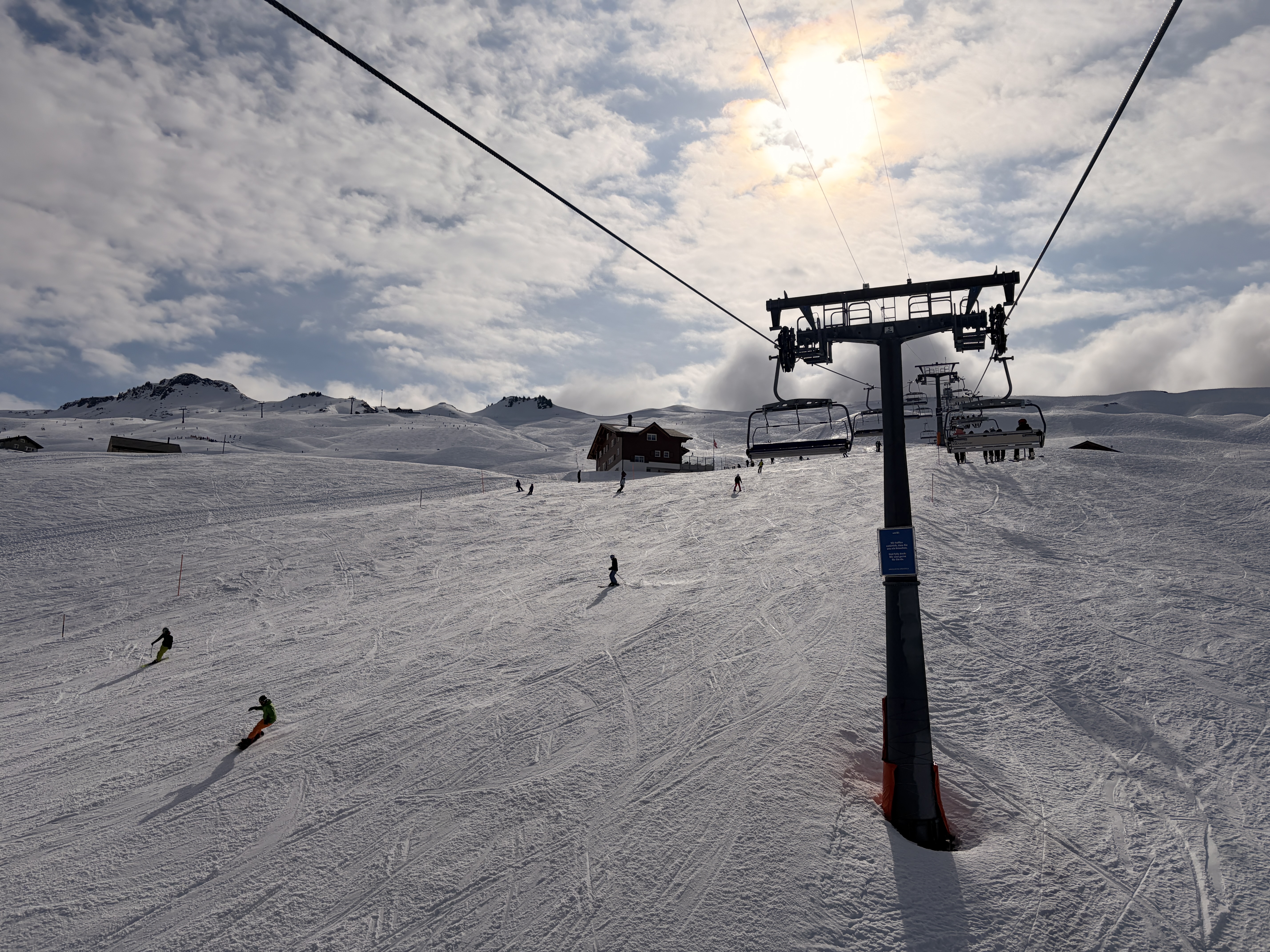 Sonniger Skitag in Hoch-Ybrig