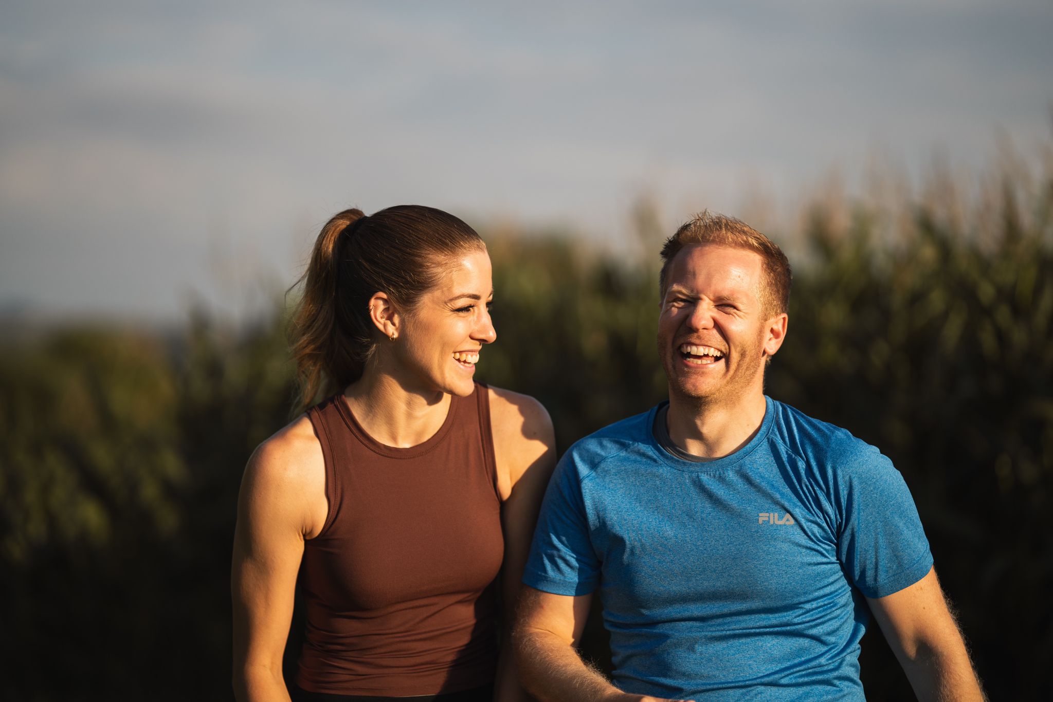 Alain und Janine lachen gemeinsam nach dem Training