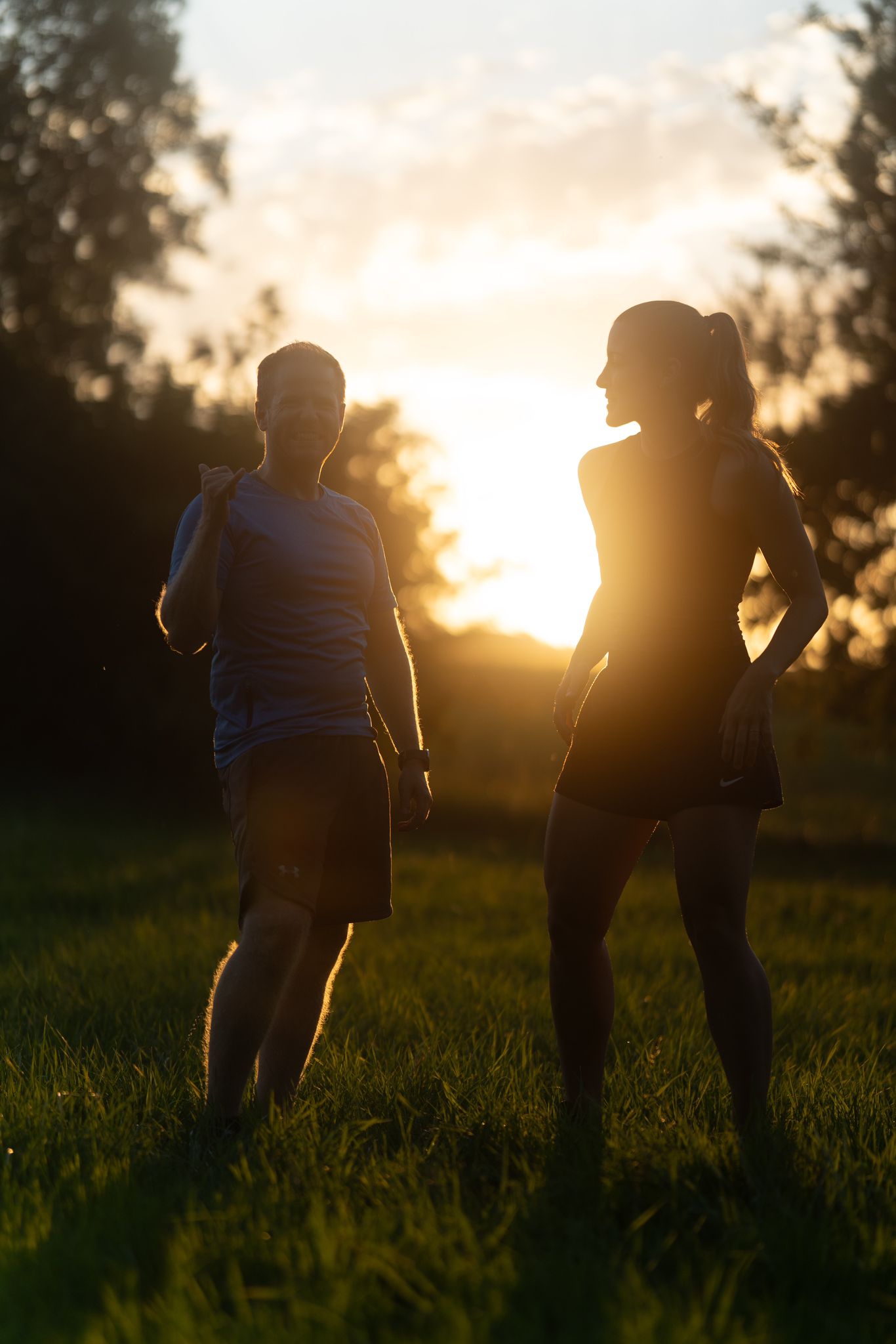 Zwei Active-Getaways-Teilnehmer im Gegenlicht bei Sonnenuntergang