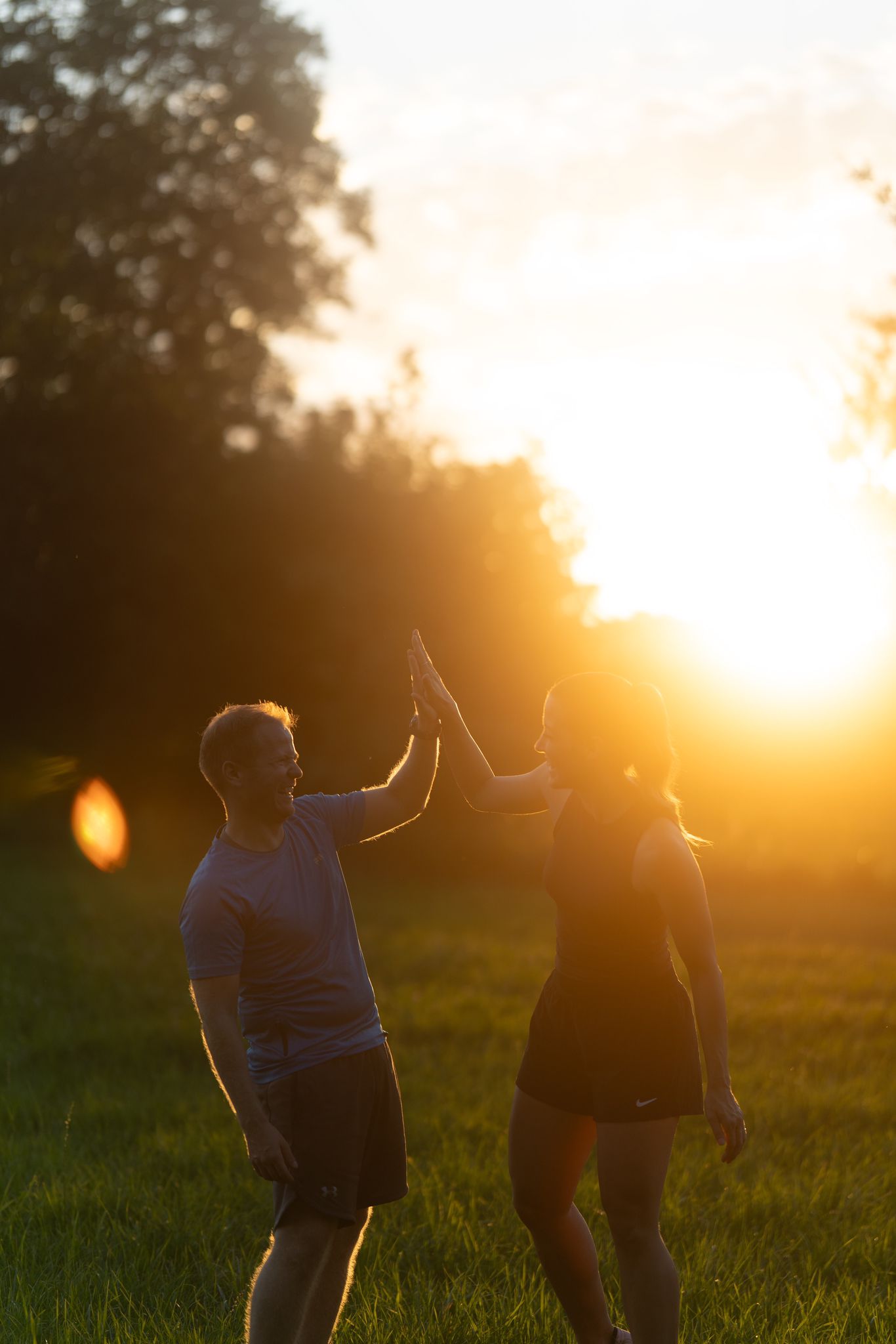 Zwei Active-Getaways-Teilnehmer geben sich im Gegenlicht ein High-Five